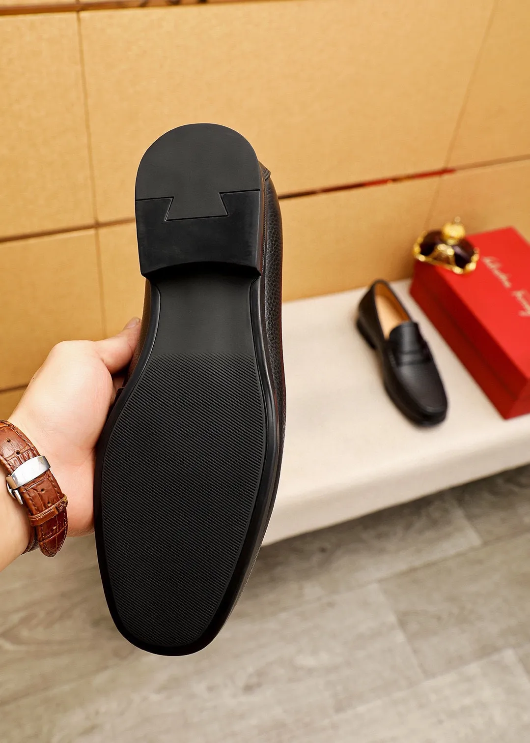 Men's shoes 💰480 💐 Product trademark: Ferragamo "Ferragamo" casual leather shoes Regular size: 38-44 (45🉑️customized) Product materials: Selected imported first-layer pebbled cowhide leather upper, imported water-dyed cowhide leather lining. Strong three-dimensional visual effect, original outsole color: 3⃣️seed leather materials available